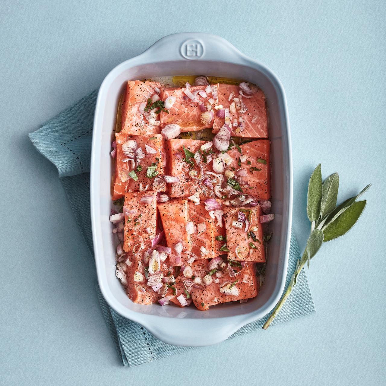 <p><strong>EMILE HENRY Керамична провоъгълна тава за печене "RECTANGULAR OVEN DISH"</strong><br />&bull; <strong>Ръчно изработена от 100% естествени материали<br />&bull; Устойчива на температури: </strong>- 20&ordm; С до + 270&ordm; С<strong><br />&bull; Равномерно разпределение на топлината<br />&bull; Задържа топлината на ястието по-дълго от обикновените съдове<br />&bull; Висока устойчивост на надраскване&nbsp;<br /></strong>&bull; <strong>Материал:&nbsp;&nbsp;<span style="color: #ff0000;">HR&reg; Ceramic (High Resistance) <span style="color: #000000;">/</span></span></strong><span style="color: #ff0000;"><span style="color: #000000;"> Високо устойчива керамика</span></span><strong><span style="color: #ff0000;"><span style="color: #000000;"> / </span><br />&bull; <span style="color: #000000;">Без съдържание на олово, кадмий и никел</span><br /><span style="color: #000000;">&bull;&nbsp;Външен размер вкл.дръжките: </span></span></strong><span style="color: #ff0000;"><span style="color: #000000;">36,5 х 23,5 х 7,5 см</span></span><span style="color: #ff0000;"><br /><strong><span style="color: #000000;">&bull; Вътрешен размер: </span></strong><span style="color: #000000;">30 х 22 х 6 см<br /></span></span><span style="color: #ff0000;"><span style="color: #000000;">&bull; <strong>Вместимост:</strong> 2,7 литра</span><br /><span style="color: #000000;"><strong>&bull; Тегло: </strong>1,8 кг</span><br /><span style="color: #000000;">&bull; <strong>Цвят: </strong>светло сив</span><br /><span style="color: #000000;">&bull; <strong>Подходяща за: </strong>фурна / микровълнова фурна / фризер / съдомиялна машина</span><br /><strong><span style="color: #000000;">Производител: EMILE HENRY / Франция</span></strong></span></p><br />Марка: Emile Henry <br />Модел: EH 9652-01<br />Доставка: 2-4 работни дни<br />Гаранция: 2 години