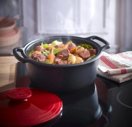 <p><span style="font-size: medium;"><strong>EMILE HENRY Керамична индукционна тенджера с капак &ldquo;Sublime+&ldquo;&nbsp;</strong></span><br /><span>&bull;&nbsp;</span><strong>Ръчно изработена от 100% естествени материали<br />&bull; Устойчива на температури:&nbsp;</strong><span>- 20&ordm;С до + 290&ordm;С</span><strong><br />&bull; Равномерно разпределение на топлината<br />&bull; Задържа топлината на ястието по-дълго от обикновените съдове<br />&bull; Висока устойчивост на надраскване&nbsp;<br /></strong><span>&bull;&nbsp;</span><strong>Материал:&nbsp;<span style="color: #ff0000;">Flame&reg; ceramic</span></strong><span>&nbsp;/керамика/</span><br /><span>&bull;&nbsp;</span><strong>Без съдържание на олово, кадмий и никел</strong><br /><span>&bull;&nbsp;</span><strong>Външен размер вкл. дръжките:</strong><span>&nbsp;34 х 28,5 х 16,5 см (ДхШхВ)<br /><strong>&bull; Брой порции:</strong> 4 - 6</span><br /><span>&bull;&nbsp;</span><strong>Вместимост:</strong><span>&nbsp;4 л</span><br /><span>&bull;&nbsp;</span><strong>Тегло:</strong><span>&nbsp;3 кг</span><br /><span>&bull;&nbsp;</span><strong>Размери на опаковката:</strong><span>&nbsp;45 х 37,5 х 19 см (ДхШхВ)</span><br /><span>&bull;&nbsp;</span><strong>Тегло с опаковката:</strong><span>&nbsp;5,5 кг</span><br /><span>&bull;&nbsp;</span><strong>Цвят:</strong><span>&nbsp;червен капак, черна основа</span><br /><strong>&bull; Подходяща за: </strong>индукционнни,&nbsp;<span>газови, електрически, керамични и халогенни котлони&nbsp;</span><br /><strong>&bull; Подходяща за:&nbsp;</strong><span>фурна / микровълнова фурна / фризер / съдомиялна машина</span><br /><strong>Производител: EMILE HENRY / Франция</strong></p><br />Марка: Emile Henry <br />Модел: EH 4740P-34<br />Доставка: 2-4 работни дни<br />Гаранция: 2 години